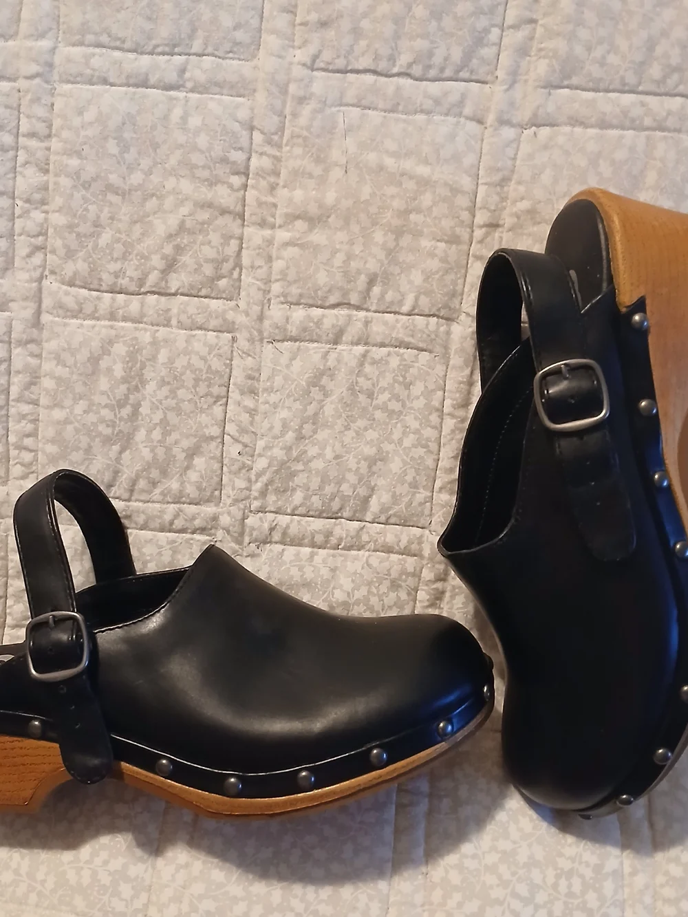 R2 sleek black